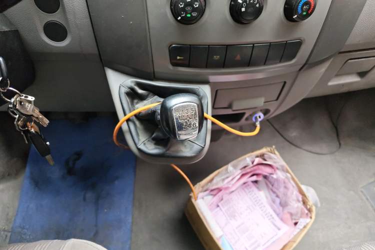 Used Dongfeng Yufeng 2015 2.5T Lingyun Edition Box Truck comes standard with the short-wheelbase mid-roof ZD25 model. Gear Lever