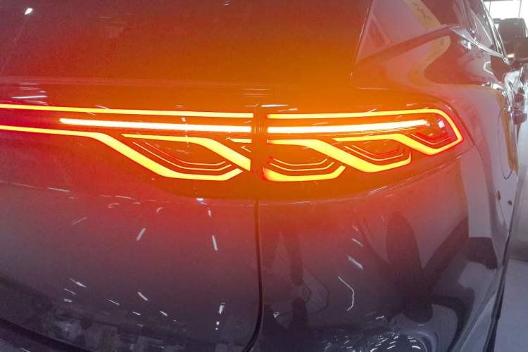 Used BYD Tang New Energy 2025 Intelligent Driving Version DM-i 115KM Flagship Edition Right Rear Taillight