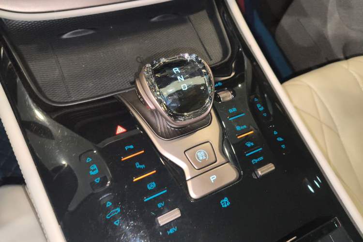 Used Denza D9 2022 DM-i 970 Four-Wheel Drive Prestige Model
