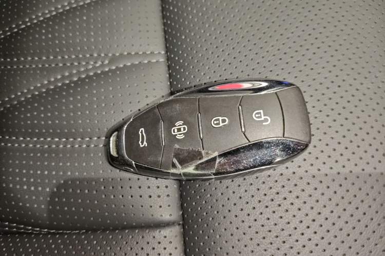 Used Hongqi HS7 PHEV 2024 2.0T PHEV Four-Wheel Drive Flagship Edition 7 Seats Vehicle Key