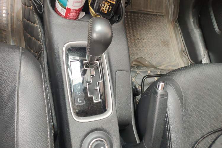 Used Mitsubishi Outlander 2016 2.4L 4x4 Luxury Edition 7-Seater Gear Lever