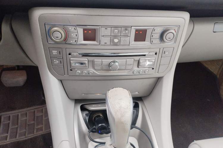 Used Citroen C5 2010 2.3L Automatic Luxury Edition Audio And AC Panel
