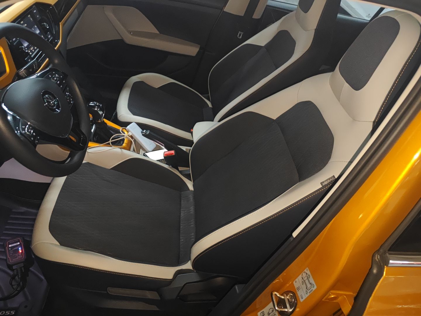 المقاعد الأمامية داخل السيارة