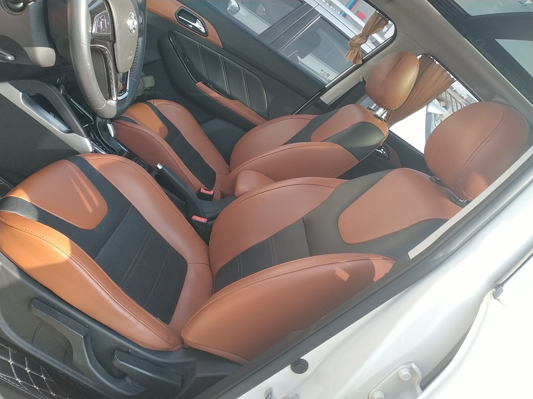 المقاعد الأمامية داخل السيارة