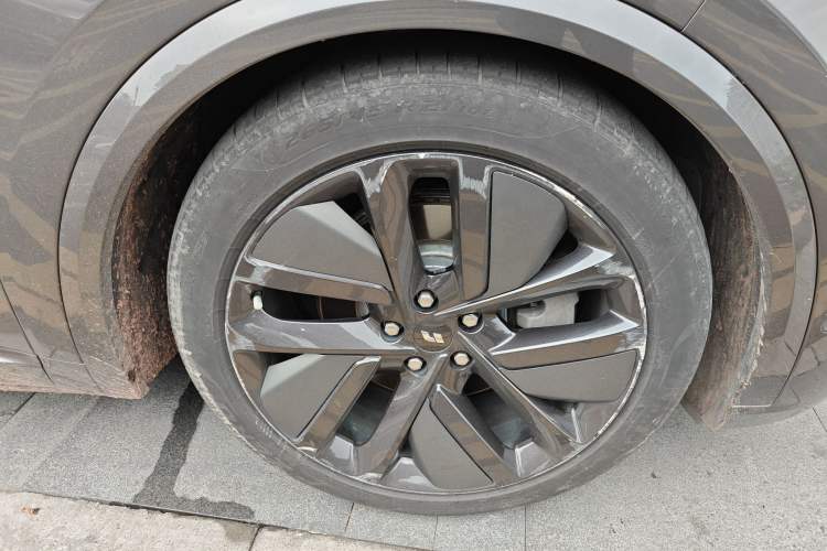 Used Li Auto L9 2022 Max model Right Front Wheel Hub