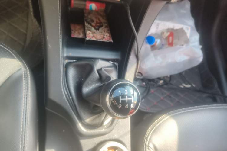 Used Soueast V5 Lingzhi 2014 1.5L Manual Luxury Model Gear Lever