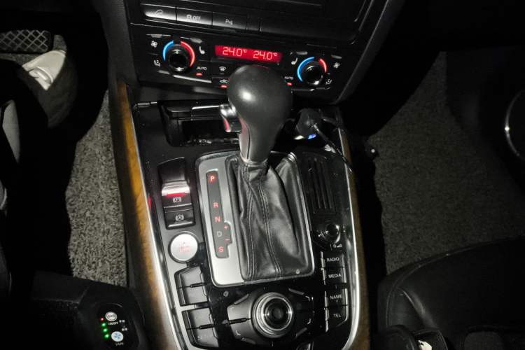 Used Audi Q5 2010 3.2 FSI Sport Edition Gear Lever