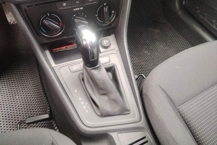 Used Volkswagen Lavida 2015 1.6L Automatic Fashion Edition Gear Lever