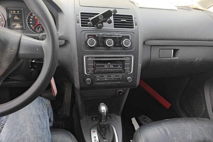 Used Volkswagen Touran 2015 1.4T DSG Comfort Edition 5 Seats Audio And AC Panel