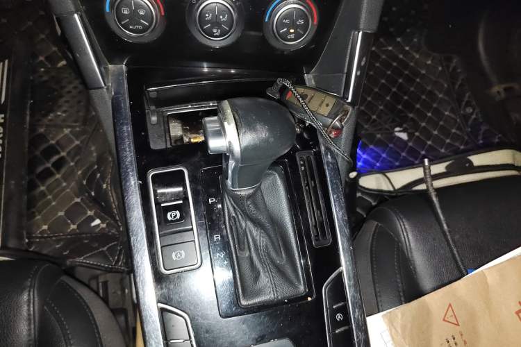 Used Haval H7 2016 Blue-Label H7 2.0T Automatic Elite Model Gear Lever