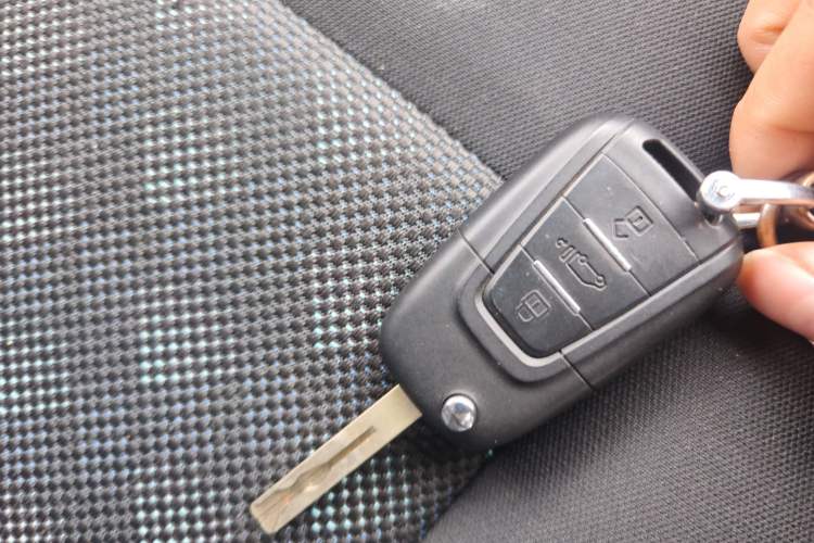 Used SAIC MAXUS Xintu V80 2024 Aotong Value Edition 6AMT Short Wheelbase Ultra-Low Roof 127 Ps 5/6 Seats