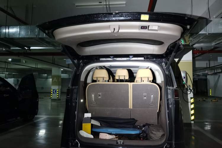 Used Denza D9 2022 DM-i 1040 Prestige Model
