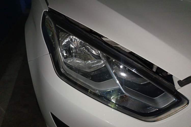 Used Ford Escort 2015 1.5L Automatic Fashion Model Right Front Headlight