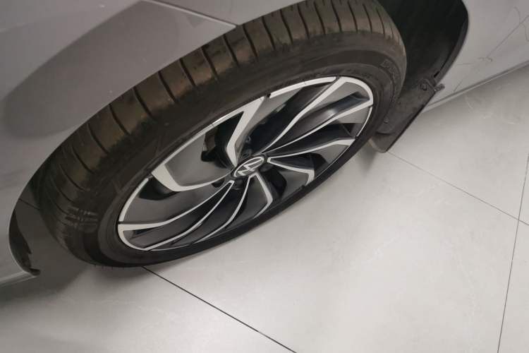 Used Volkswagen Golf 2024 280TSI DSG Pro 50th Anniversary Edition Left Front Wheel Hub