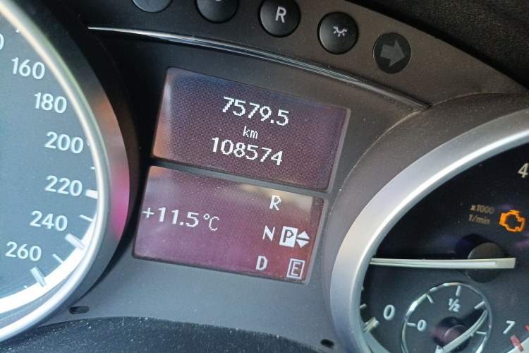 Used Mercedes-Benz R-Class 2014 R 320 4MATIC Business Model Odometer Close Up