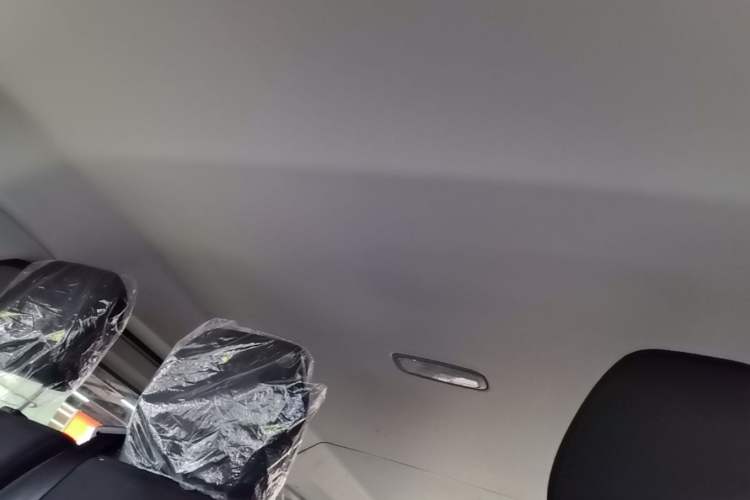 Used SAIC MAXUS Xintu V70 2023 2.0T Elite Edition Manual Transmission Short Wheelbase Low Roof 5/6 Seats (125 hp) Headliner