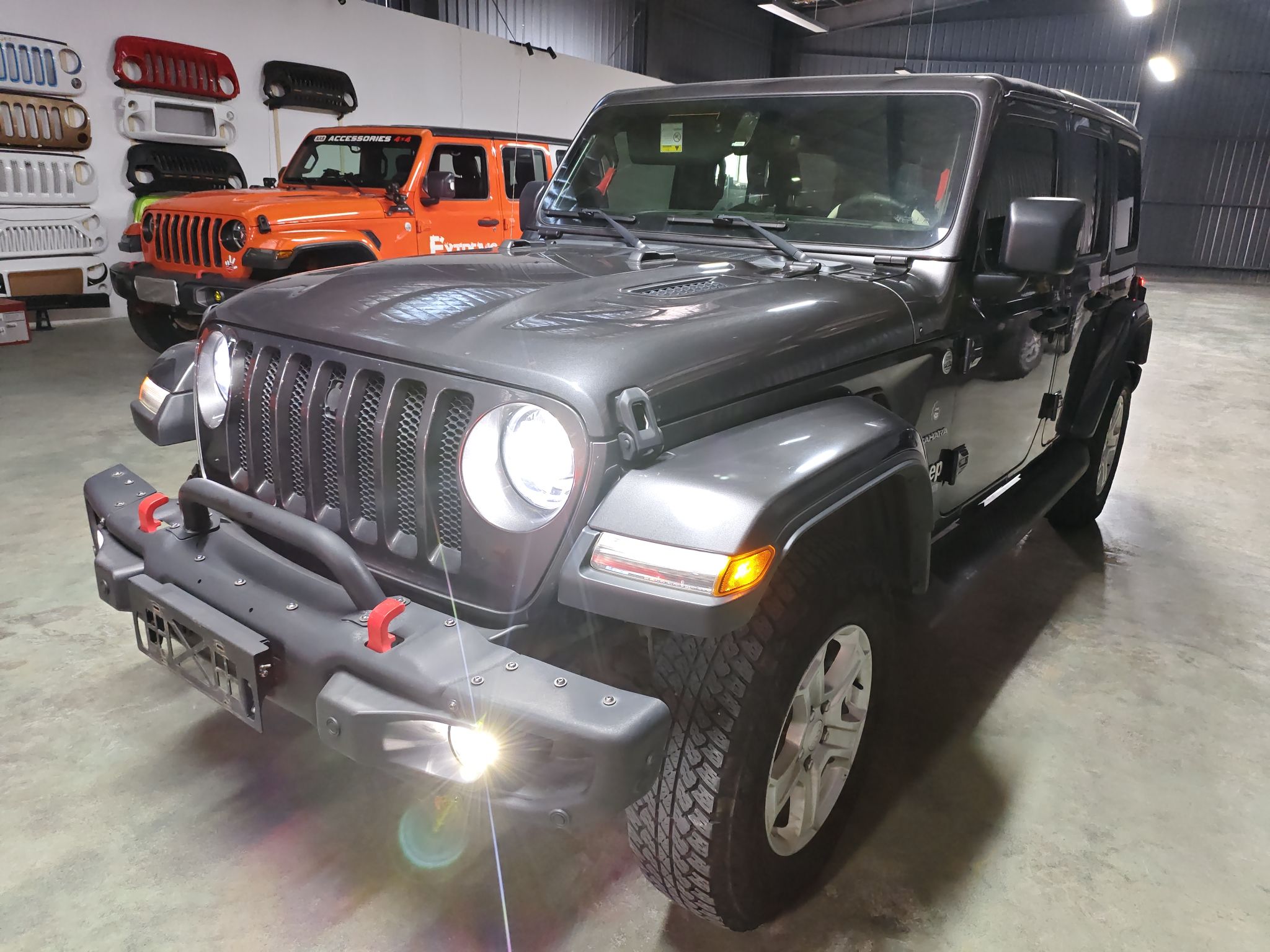 تحت مقدمة السيارة