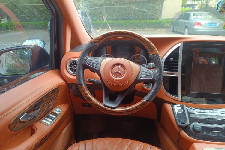 Used Mercedes-Benz Vito 2018 2.0T Elite Version 7 Seats China VI Emission Standard Steering Wheel