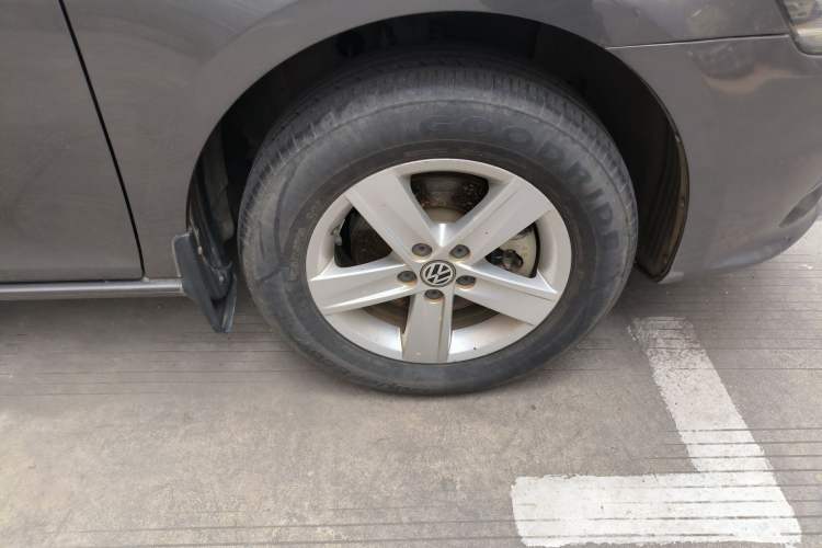 Used Volkswagen Bora 2013 1.6L Manual Fashion Edition Right Front Wheel Hub