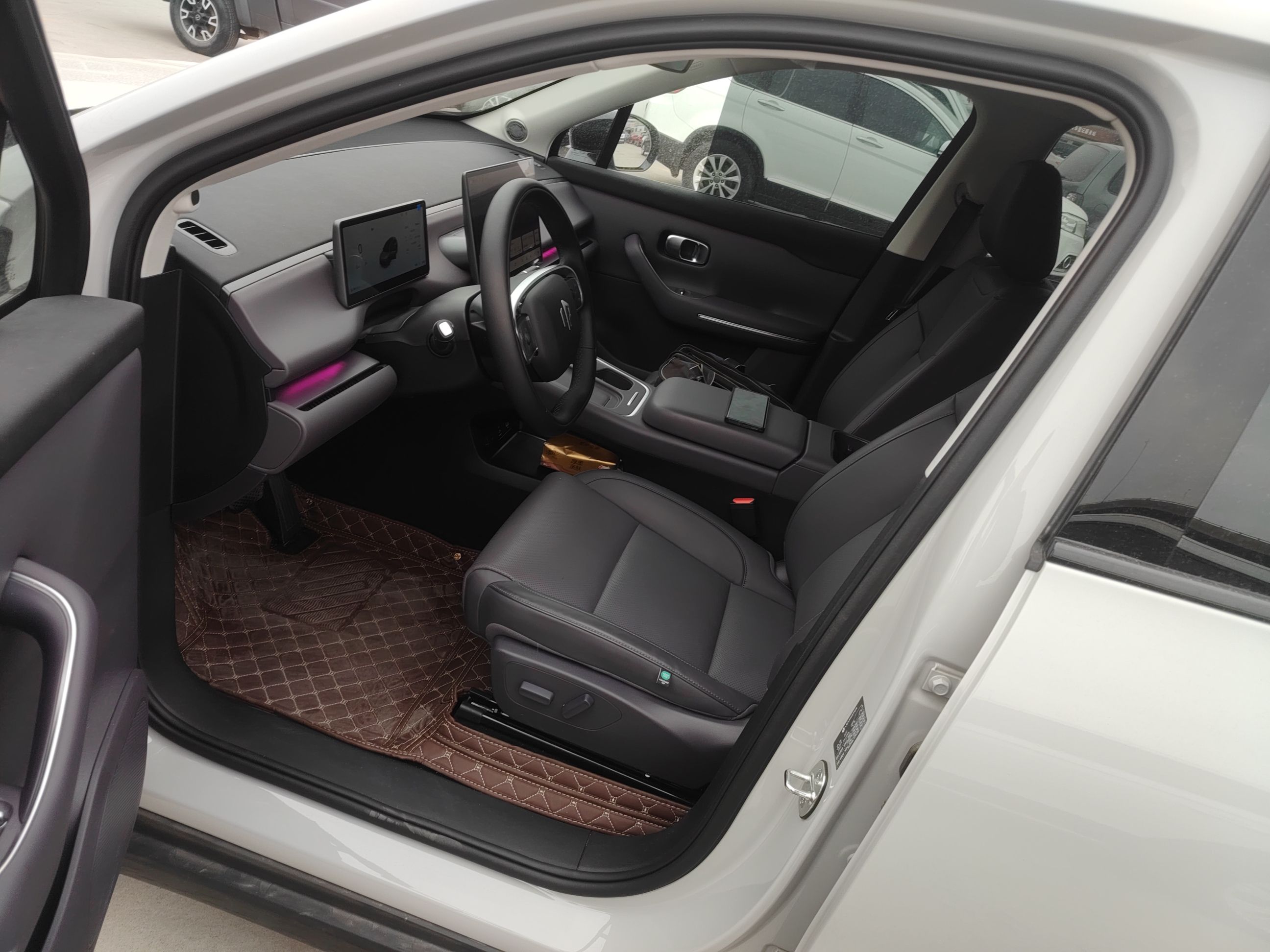 المقاعد الأمامية داخل السيارة