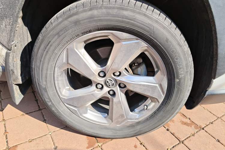 Used Toyota RAV4 2020 2.0L CVT 4x4 Style PLUS Edition Right Front Wheel Hub