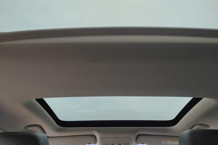 Used Jaguar XEL 2019 2.0T 200 PS Deluxe Edition Headliner