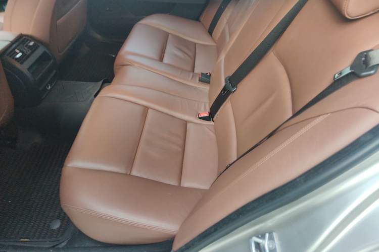 Used BMW 5 Series 2014 528Li Leading Model
