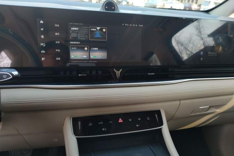 Used VOYAH Dream 2022 0-Carbon Edition Home+ Range Package 605 km Audio And AC Panel