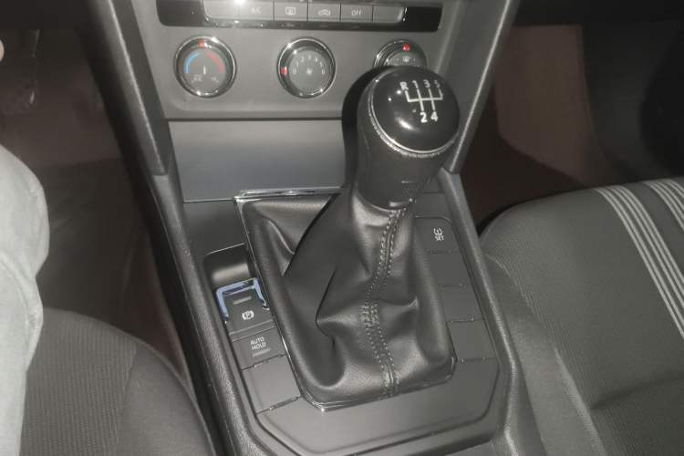 Used Volkswagen Lamando 2015 230TSI Manual Trend Edition Gear Lever