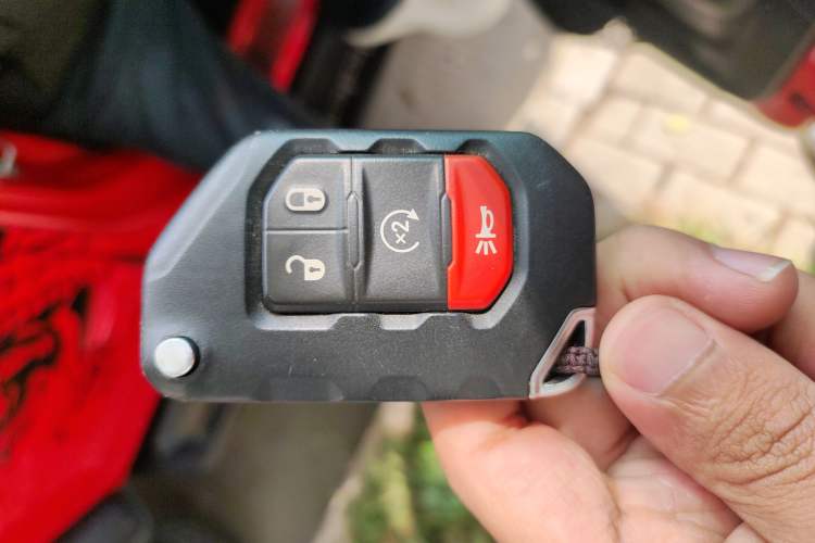 Used Jeep Wrangler 2019 2.0T Sahara Four-Door Electric Convertible China VI Emission Standard
