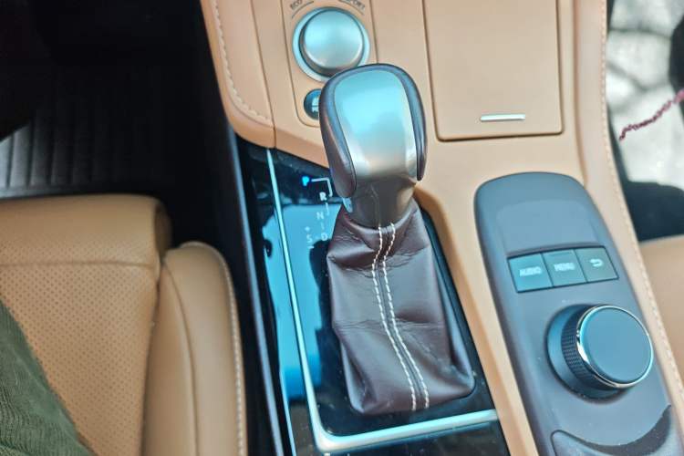 Used Lexus ES 2017 300h Mark Levinson Comfort Edition
