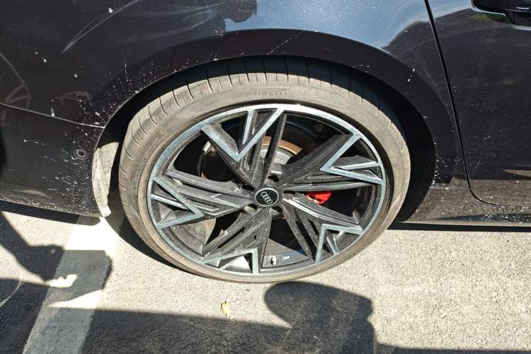 Used Audi A7L 2025 45 TFSI quattro Black Warrior Edition Right Rear Wheel Hub