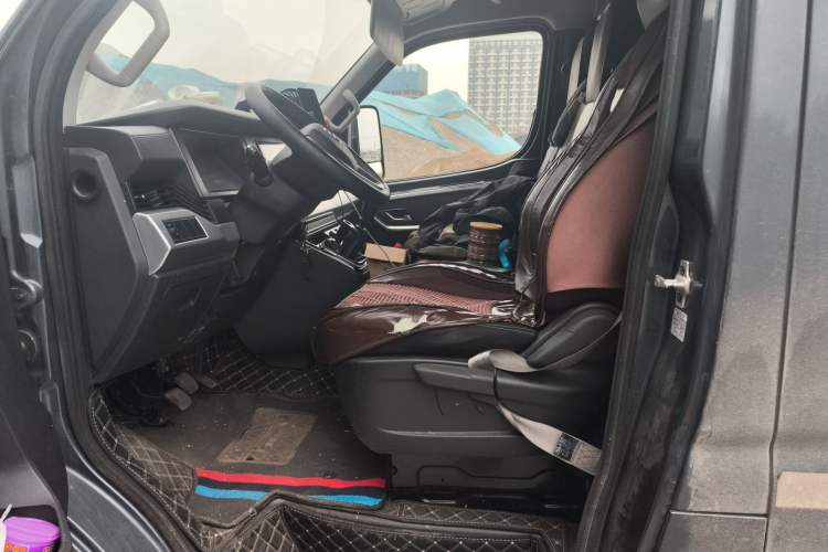 Used Dongfeng Yufeng 2023 V9+ 2.3T Manual Rear-Drive Dual Rear Tires Long Wheelbase High-Roof 3-Seater Cargo Van Left Front Seat