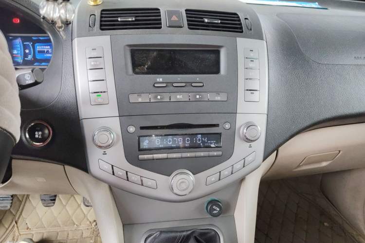 Used BYD S6 2014 2.0L Manual Luxury 5-Seater Audio And AC Panel