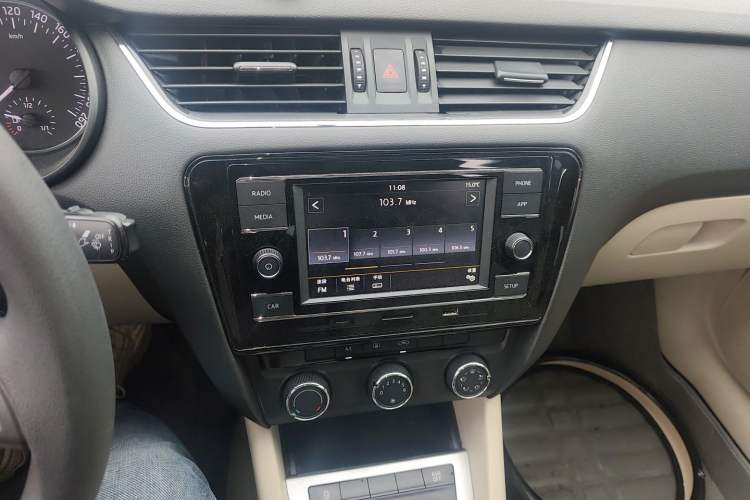 Used Skoda Octavia 2015 1.6L Manual Yijie Edition Audio And AC Panel