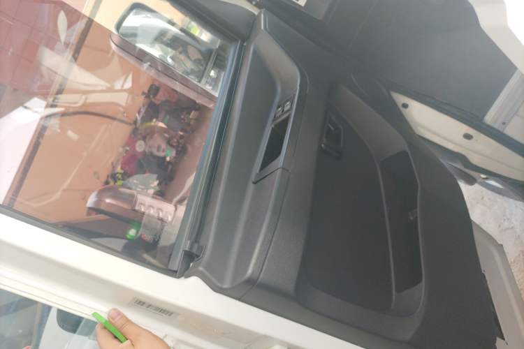 Used Iveco Daily 2021 2.5T A35 M1 Passenger Van 5-9 Seater Short Wheelbase Mid-Roof Design Dual Tires Side Sliding Door
