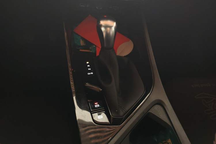 Used Roewe i5 2021 1.5L CVT Platinum Edition Gear Lever