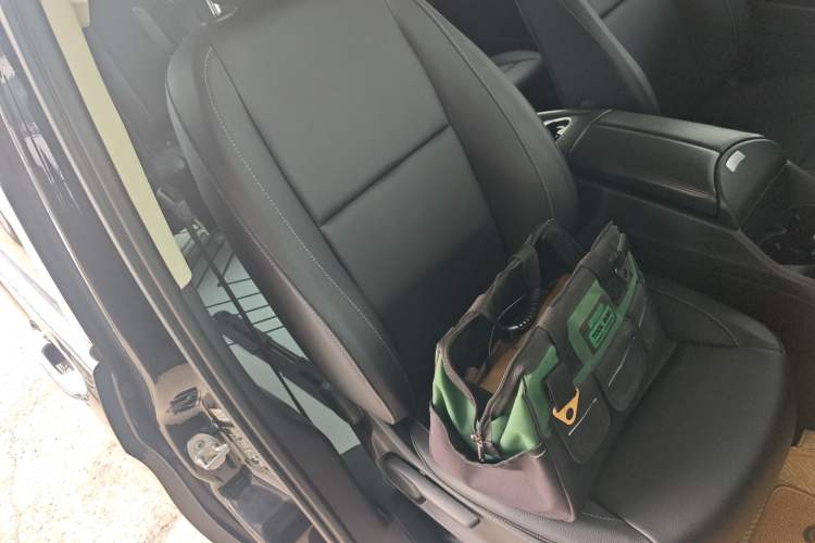 Used Mercedes-Benz Vito 2021 2.0T Elite Version 7 Seats Right Front Seat