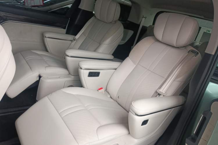 Used SAIC MAXUS Dajia 9 2024 Super Hybrid Ultra-Long Range Forest Edition 7-Seater Left Rear Seat