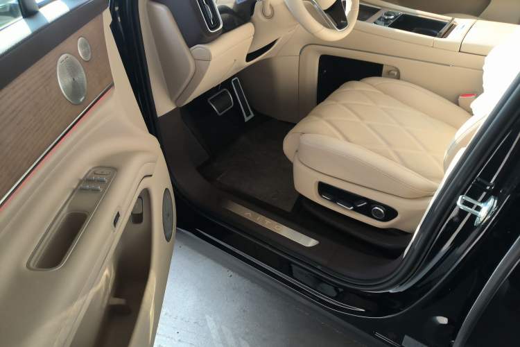 Used Hima AITO M9 2025 Extended-Range Ultra Version 52 kWh 6-Seater
