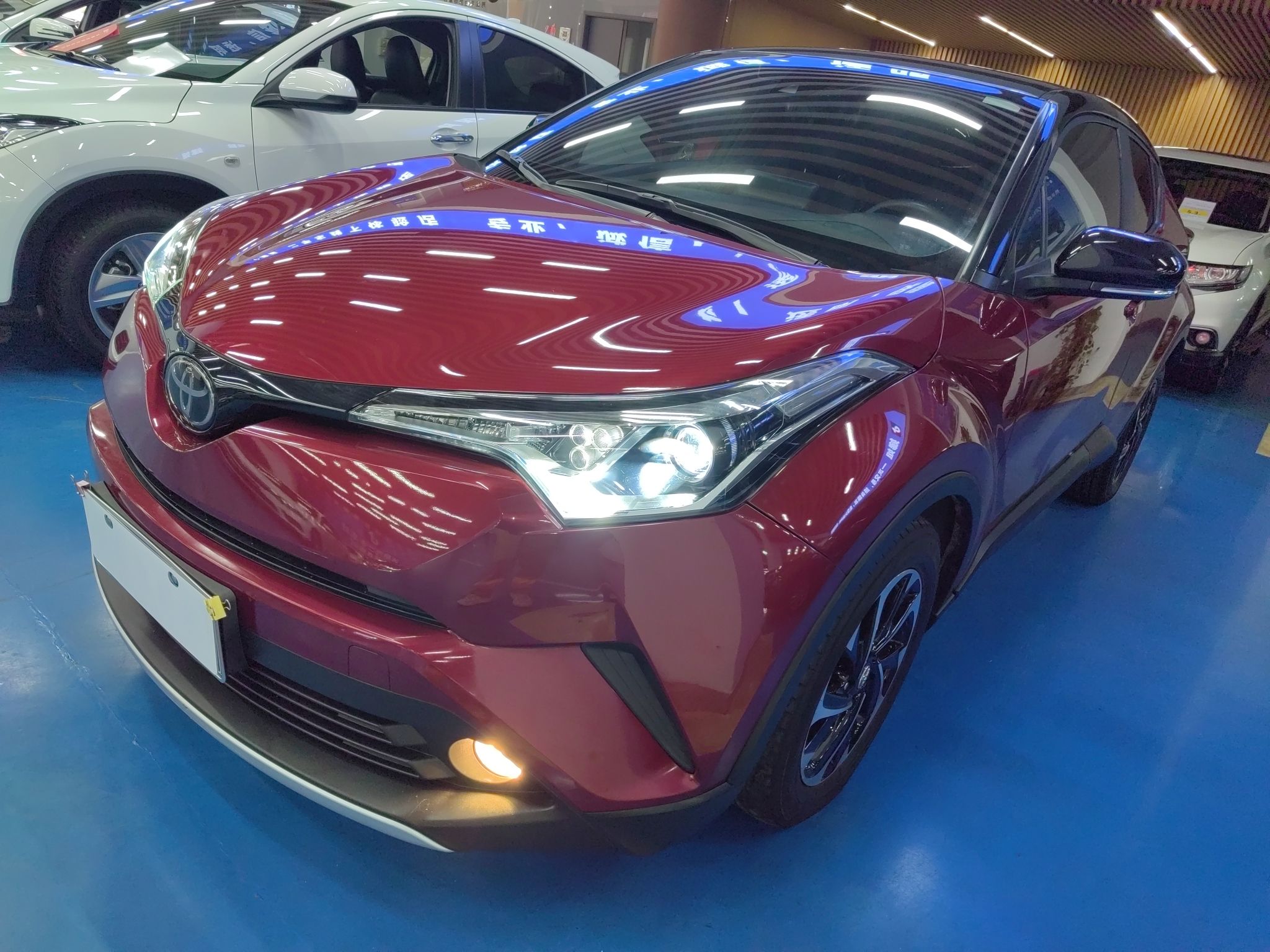 تحت مقدمة السيارة