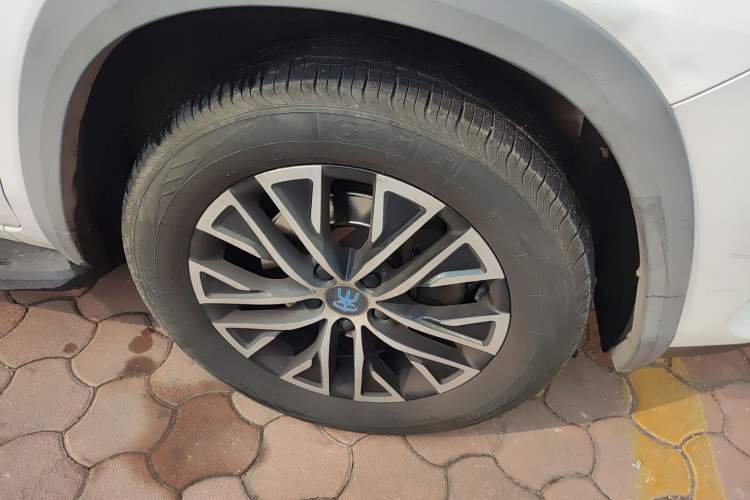 Used BYD Song New Energy 2017 Song DM 1.5TID All-Wheel Drive Luxury Model Right Front Wheel Hub