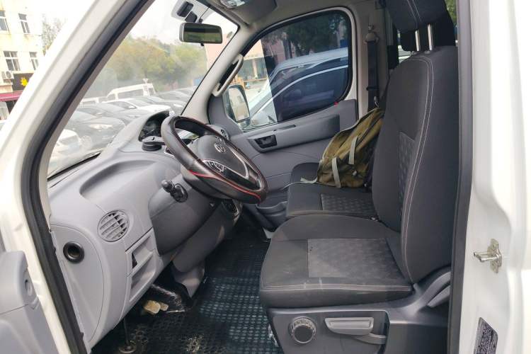 Used SAIC MAXUS Xintu V80 2023 2.0T AMT Classic Aoyuntong Short Wheelbase Ultra-Low Roof 5/6-Seater
