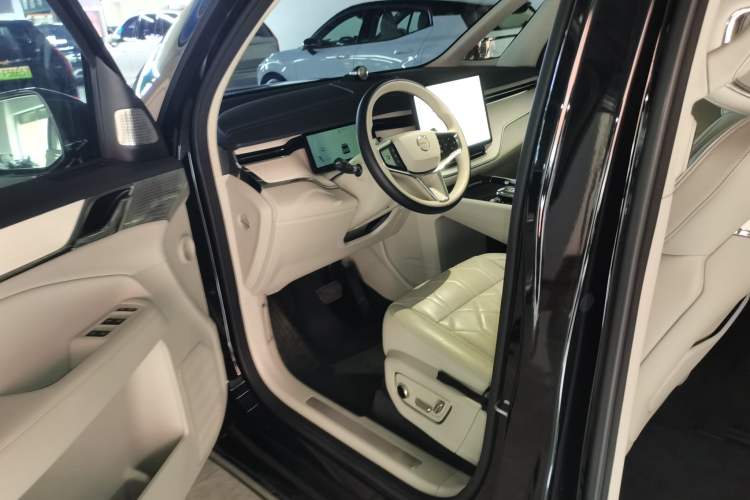 Used Volvo EM90 2025 Ultra Six-Seater Left Front Seat