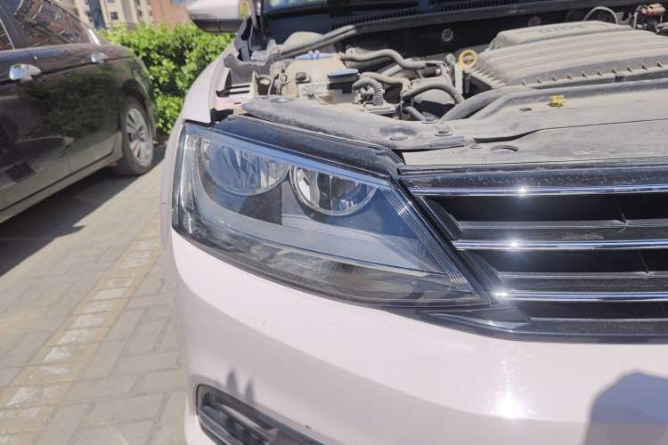 Used Volkswagen Sagitar 2017 1.6L Automatic Comfort Model Right Front Headlight