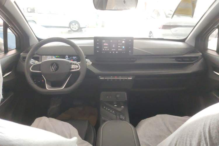 Used Livan 7 2024 605 km Wealth Edition