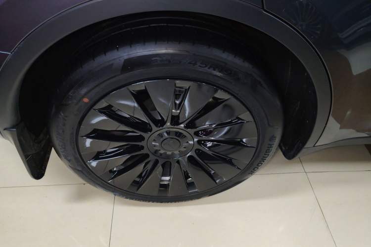 Used Tesla Model Y 2021 Standard Range Rear-Wheel Drive Version Right Rear Wheel Hub
