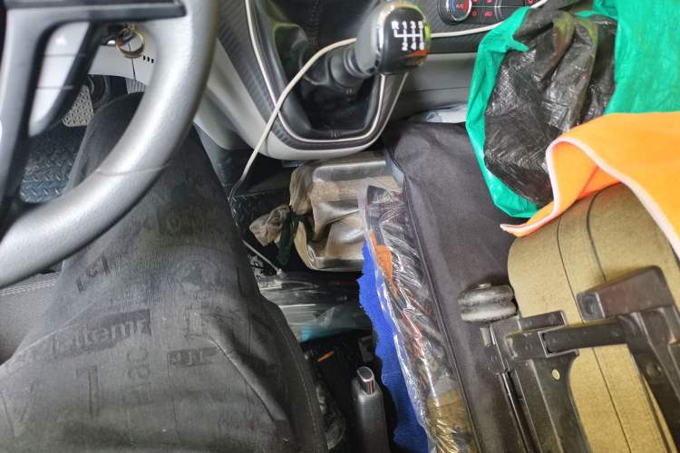 Used SAIC MAXUS Xintu V90 2022 2.0T Manual Zhiyun King Rear-Drive Short Wheelbase Mid-Roof Design with Single Rear Tire and 6 Seats Gear Lever