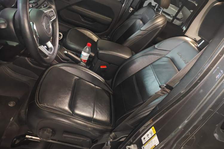 Used Jeep Wrangler 2019 2.0T Sahara Four-Door Brilliant Top Version China VI Emission Standard