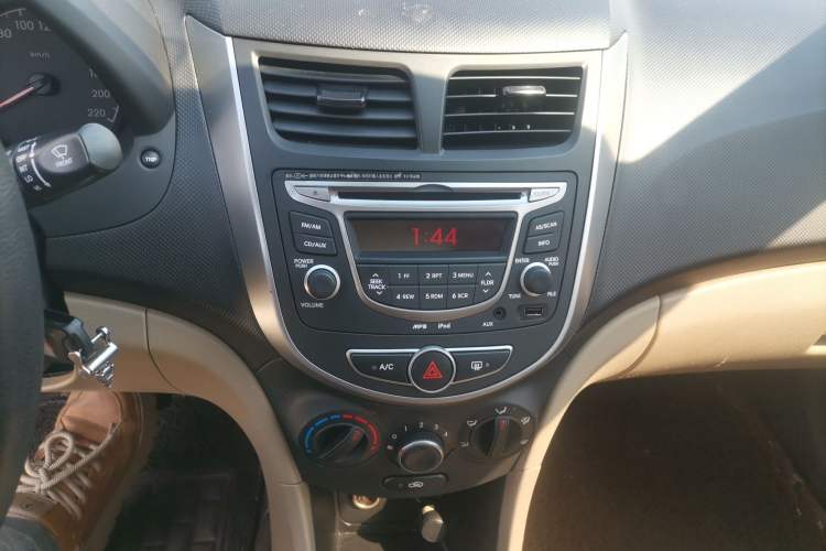 Used Hyundai Verna (older generation) 2014 1.4L Automatic Smart GLS Audio And AC Panel